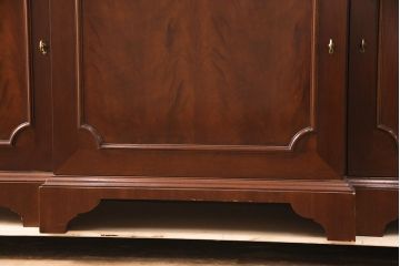 中古　美品　Baker(ベーカー社)　扉のデザインがおしゃれ!クラシカルな佇まいが魅力のキャビネット(食器棚、カップボード、収納棚、飾り棚、陳列棚、戸棚、IDC大塚家具)(定価約240万円)(R-051924)