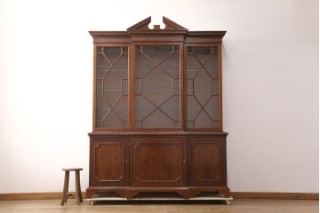 中古　美品　Baker(ベーカー社)　扉のデザインがおしゃれ!クラシカルな佇まいが魅力のキャビネット(食器棚、カップボード、収納棚、飾り棚、陳列棚、戸棚、IDC大塚家具)(定価約240万円)(R-051924)