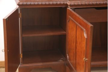 中古　美品　Baker(ベーカー社)　扉のデザインがおしゃれ!クラシカルな佇まいが魅力のキャビネット(食器棚、カップボード、収納棚、飾り棚、陳列棚、戸棚、IDC大塚家具)(定価約240万円)(R-051924)