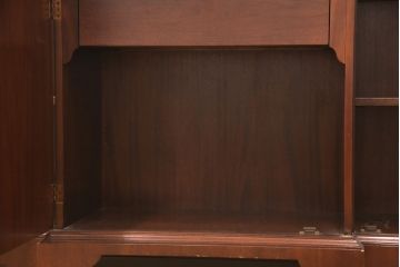 中古　美品　Baker(ベーカー社)　扉のデザインがおしゃれ!クラシカルな佇まいが魅力のキャビネット(食器棚、カップボード、収納棚、飾り棚、陳列棚、戸棚、IDC大塚家具)(定価約240万円)(R-051924)