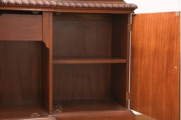 中古　美品　Baker(ベーカー社)　扉のデザインがおしゃれ!クラシカルな佇まいが魅力のキャビネット(食器棚、カップボード、収納棚、飾り棚、陳列棚、戸棚、IDC大塚家具)(定価約240万円)(R-051924)