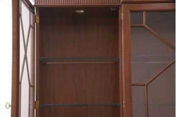 中古　美品　Baker(ベーカー社)　扉のデザインがおしゃれ!クラシカルな佇まいが魅力のキャビネット(食器棚、カップボード、収納棚、飾り棚、陳列棚、戸棚、IDC大塚家具)(定価約240万円)(R-051924)