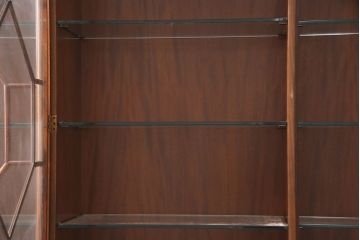 中古　美品　Baker(ベーカー社)　扉のデザインがおしゃれ!クラシカルな佇まいが魅力のキャビネット(食器棚、カップボード、収納棚、飾り棚、陳列棚、戸棚、IDC大塚家具)(定価約240万円)(R-051924)