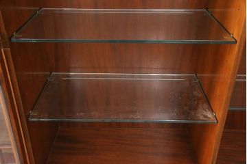 中古　美品　Baker(ベーカー社)　扉のデザインがおしゃれ!クラシカルな佇まいが魅力のキャビネット(食器棚、カップボード、収納棚、飾り棚、陳列棚、戸棚、IDC大塚家具)(定価約240万円)(R-051924)
