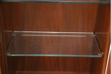 中古　美品　Baker(ベーカー社)　扉のデザインがおしゃれ!クラシカルな佇まいが魅力のキャビネット(食器棚、カップボード、収納棚、飾り棚、陳列棚、戸棚、IDC大塚家具)(定価約240万円)(R-051924)