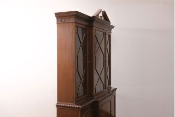 中古　美品　Baker(ベーカー社)　扉のデザインがおしゃれ!クラシカルな佇まいが魅力のキャビネット(食器棚、カップボード、収納棚、飾り棚、陳列棚、戸棚、IDC大塚家具)(定価約240万円)(R-051924)