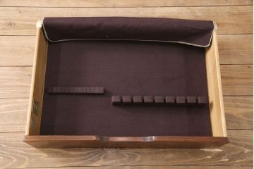 中古　美品　Baker(ベーカー社)　扉のデザインがおしゃれ!クラシカルな佇まいが魅力のキャビネット(食器棚、カップボード、収納棚、飾り棚、陳列棚、戸棚、IDC大塚家具)(定価約240万円)(R-051924)