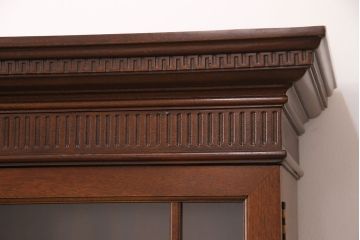 中古　美品　Baker(ベーカー社)　扉のデザインがおしゃれ!クラシカルな佇まいが魅力のキャビネット(食器棚、カップボード、収納棚、飾り棚、陳列棚、戸棚、IDC大塚家具)(定価約240万円)(R-051924)