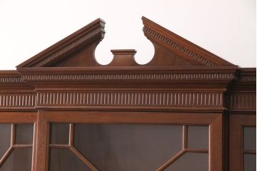 中古　美品　Baker(ベーカー社)　扉のデザインがおしゃれ!クラシカルな佇まいが魅力のキャビネット(食器棚、カップボード、収納棚、飾り棚、陳列棚、戸棚、IDC大塚家具)(定価約240万円)(R-051924)
