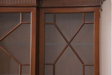 中古　美品　Baker(ベーカー社)　扉のデザインがおしゃれ!クラシカルな佇まいが魅力のキャビネット(食器棚、カップボード、収納棚、飾り棚、陳列棚、戸棚、IDC大塚家具)(定価約240万円)(R-051924)
