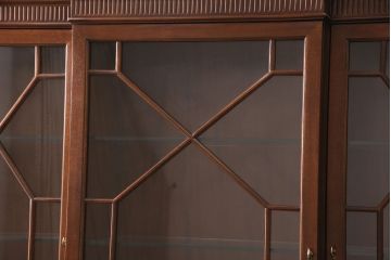 中古　美品　Baker(ベーカー社)　扉のデザインがおしゃれ!クラシカルな佇まいが魅力のキャビネット(食器棚、カップボード、収納棚、飾り棚、陳列棚、戸棚、IDC大塚家具)(定価約240万円)(R-051924)