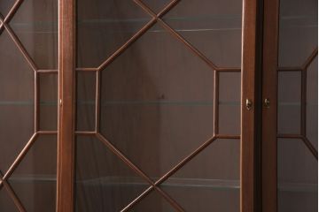 中古　美品　Baker(ベーカー社)　扉のデザインがおしゃれ!クラシカルな佇まいが魅力のキャビネット(食器棚、カップボード、収納棚、飾り棚、陳列棚、戸棚、IDC大塚家具)(定価約240万円)(R-051924)