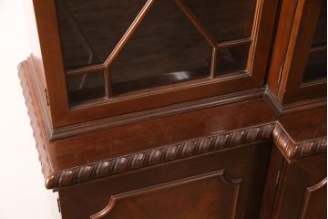 中古　美品　Baker(ベーカー社)　扉のデザインがおしゃれ!クラシカルな佇まいが魅力のキャビネット(食器棚、カップボード、収納棚、飾り棚、陳列棚、戸棚、IDC大塚家具)(定価約240万円)(R-051924)