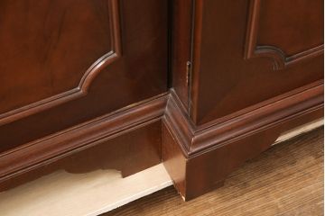 中古　美品　Baker(ベーカー社)　扉のデザインがおしゃれ!クラシカルな佇まいが魅力のキャビネット(食器棚、カップボード、収納棚、飾り棚、陳列棚、戸棚、IDC大塚家具)(定価約240万円)(R-051924)