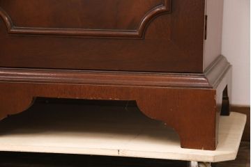 中古　美品　Baker(ベーカー社)　扉のデザインがおしゃれ!クラシカルな佇まいが魅力のキャビネット(食器棚、カップボード、収納棚、飾り棚、陳列棚、戸棚、IDC大塚家具)(定価約240万円)(R-051924)