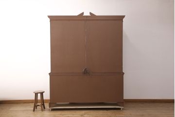 中古　美品　Baker(ベーカー社)　扉のデザインがおしゃれ!クラシカルな佇まいが魅力のキャビネット(食器棚、カップボード、収納棚、飾り棚、陳列棚、戸棚、IDC大塚家具)(定価約240万円)(R-051924)