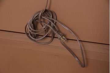 中古　美品　Baker(ベーカー社)　扉のデザインがおしゃれ!クラシカルな佇まいが魅力のキャビネット(食器棚、カップボード、収納棚、飾り棚、陳列棚、戸棚、IDC大塚家具)(定価約240万円)(R-051924)