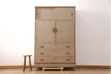 中古　中沢和夫作　桐材に桑材のラインがアクセントになった上品な加茂総桐箪笥(胴丸、総桐たんす、総桐箪笥、衣装箪笥、着物箪笥、和タンス)(R-051925)