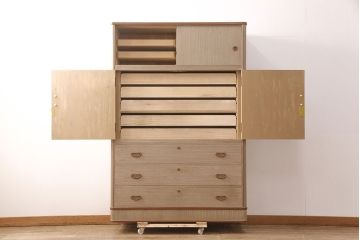 中古　中沢和夫作　桐材に桑材のラインがアクセントになった上品な加茂総桐箪笥(胴丸、総桐たんす、総桐箪笥、衣装箪笥、着物箪笥、和タンス)(R-051925)