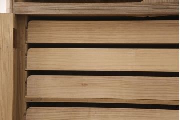 中古　中沢和夫作　桐材に桑材のラインがアクセントになった上品な加茂総桐箪笥(胴丸、総桐たんす、総桐箪笥、衣装箪笥、着物箪笥、和タンス)(R-051925)