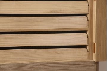 中古　中沢和夫作　桐材に桑材のラインがアクセントになった上品な加茂総桐箪笥(胴丸、総桐たんす、総桐箪笥、衣装箪笥、着物箪笥、和タンス)(R-051925)