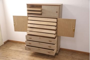 中古　中沢和夫作　桐材に桑材のラインがアクセントになった上品な加茂総桐箪笥(胴丸、総桐たんす、総桐箪笥、衣装箪笥、着物箪笥、和タンス)(R-051925)