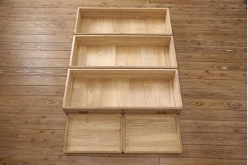 中古　中沢和夫作　桐材に桑材のラインがアクセントになった上品な加茂総桐箪笥(胴丸、総桐たんす、総桐箪笥、衣装箪笥、着物箪笥、和タンス)(R-051925)