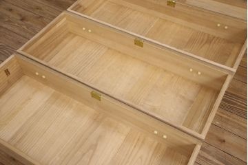 中古　中沢和夫作　桐材に桑材のラインがアクセントになった上品な加茂総桐箪笥(胴丸、総桐たんす、総桐箪笥、衣装箪笥、着物箪笥、和タンス)(R-051925)