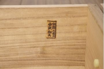 中古　中沢和夫作　桐材に桑材のラインがアクセントになった上品な加茂総桐箪笥(胴丸、総桐たんす、総桐箪笥、衣装箪笥、着物箪笥、和タンス)(R-051925)