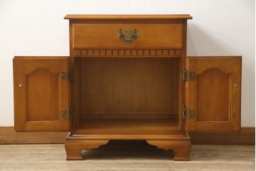 中古　美品　横浜ダニエル(daniel)　凝った作りの金具が可愛らしいナイトテーブル(定価約28万円)(サイドキャビネット、サイドテーブル)(R-051927)