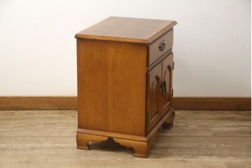 中古　美品　横浜ダニエル(daniel)　凝った作りの金具が可愛らしいナイトテーブル(定価約28万円)(サイドキャビネット、サイドテーブル)(R-051927)
