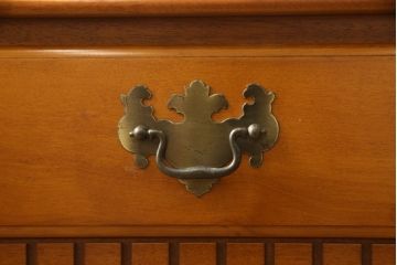 中古　美品　横浜ダニエル(daniel)　凝った作りの金具が可愛らしいナイトテーブル(定価約28万円)(サイドキャビネット、サイドテーブル)(R-051927)