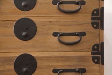 和製アンティーク　前面桐材　丸みのあるデザインの金具が可愛らしい松本衣装箪笥(時代箪笥、和タンス、引き出し、チェスト)(R-051928)