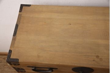 和製アンティーク　前面桐材　丸みのあるデザインの金具が可愛らしい松本衣装箪笥(時代箪笥、和タンス、引き出し、チェスト)(R-051928)