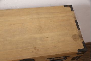 和製アンティーク　前面桐材　丸みのあるデザインの金具が可愛らしい松本衣装箪笥(時代箪笥、和タンス、引き出し、チェスト)(R-051928)
