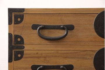 和製アンティーク　前面桐材　丸みのあるデザインの金具が可愛らしい松本衣装箪笥(時代箪笥、和タンス、引き出し、チェスト)(R-051928)