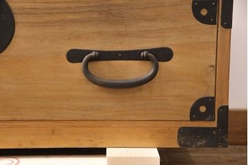 和製アンティーク　前面桐材　丸みのあるデザインの金具が可愛らしい松本衣装箪笥(時代箪笥、和タンス、引き出し、チェスト)(R-051928)