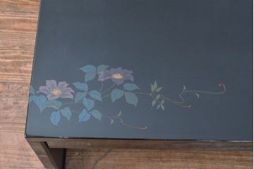 中古　モリシゲ(MORISHIGE/森繁)　総漆塗り　隅にあしらわれた花が美しい文机(定価約33万円)(ローテーブル、机)(R-051930)
