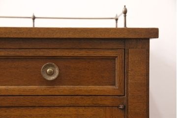 中古　アメリカ製　DREXEL HERITAGE(ドレクセルヘリテイジ)　Triune(トライユン)　クラシカルな雰囲気が素敵なキャスター付きサービス台(キャビネット、作業台、収納棚)(R-051937)
