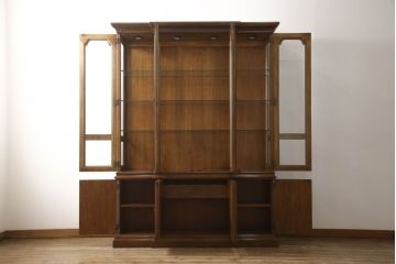 中古　希少　DREXEL HERITAGE(ドレクセルヘリテイジ)　Cameo Classics(キャメオクラシックス)　気品ある佇まいが高級感溢れるのマホガニー材製三面ガラスキャビネット(定価約220万円)(キュリオケース、飾り棚、収納棚)(R-051938)