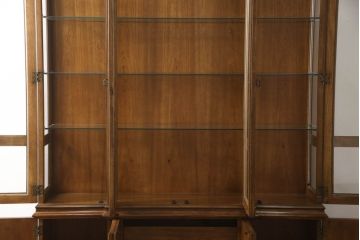 中古　希少　DREXEL HERITAGE(ドレクセルヘリテイジ)　Cameo Classics(キャメオクラシックス)　気品ある佇まいが高級感溢れるのマホガニー材製三面ガラスキャビネット(定価約220万円)(キュリオケース、飾り棚、収納棚)(R-051938)