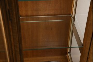 中古　希少　DREXEL HERITAGE(ドレクセルヘリテイジ)　Cameo Classics(キャメオクラシックス)　気品ある佇まいが高級感溢れるのマホガニー材製三面ガラスキャビネット(定価約220万円)(キュリオケース、飾り棚、収納棚)(R-051938)