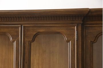 中古　希少　DREXEL HERITAGE(ドレクセルヘリテイジ)　Cameo Classics(キャメオクラシックス)　気品ある佇まいが高級感溢れるのマホガニー材製三面ガラスキャビネット(定価約220万円)(キュリオケース、飾り棚、収納棚)(R-051938)