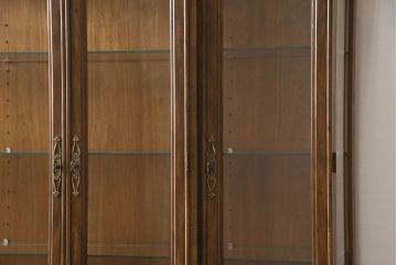 中古　希少　DREXEL HERITAGE(ドレクセルヘリテイジ)　Cameo Classics(キャメオクラシックス)　気品ある佇まいが高級感溢れるのマホガニー材製三面ガラスキャビネット(定価約220万円)(キュリオケース、飾り棚、収納棚)(R-051938)