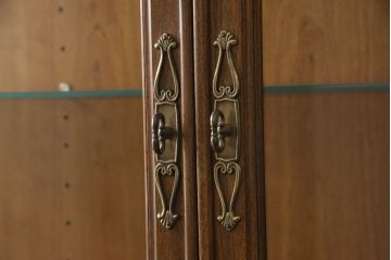 中古　希少　DREXEL HERITAGE(ドレクセルヘリテイジ)　Cameo Classics(キャメオクラシックス)　気品ある佇まいが高級感溢れるのマホガニー材製三面ガラスキャビネット(定価約220万円)(キュリオケース、飾り棚、収納棚)(R-051938)