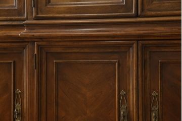 中古　希少　DREXEL HERITAGE(ドレクセルヘリテイジ)　Cameo Classics(キャメオクラシックス)　気品ある佇まいが高級感溢れるのマホガニー材製三面ガラスキャビネット(定価約220万円)(キュリオケース、飾り棚、収納棚)(R-051938)