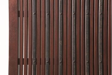 アンティーク建具　総ケヤキ材　経年により渋さを増した佇まいが魅力的な蔵戸(玄関戸、玄関ドア、引き戸)(R-051939)