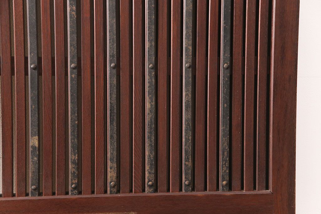 アンティーク建具　総ケヤキ材　経年により渋さを増した佇まいが魅力的な蔵戸(玄関戸、玄関ドア、引き戸)(R-051939)