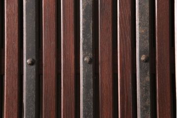 アンティーク建具　総ケヤキ材　経年により渋さを増した佇まいが魅力的な蔵戸(玄関戸、玄関ドア、引き戸)(R-051939)