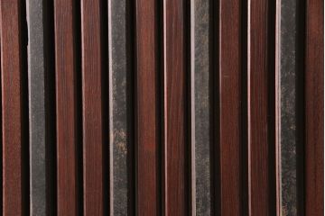 アンティーク建具　総ケヤキ材　経年により渋さを増した佇まいが魅力的な蔵戸(玄関戸、玄関ドア、引き戸)(R-051939)